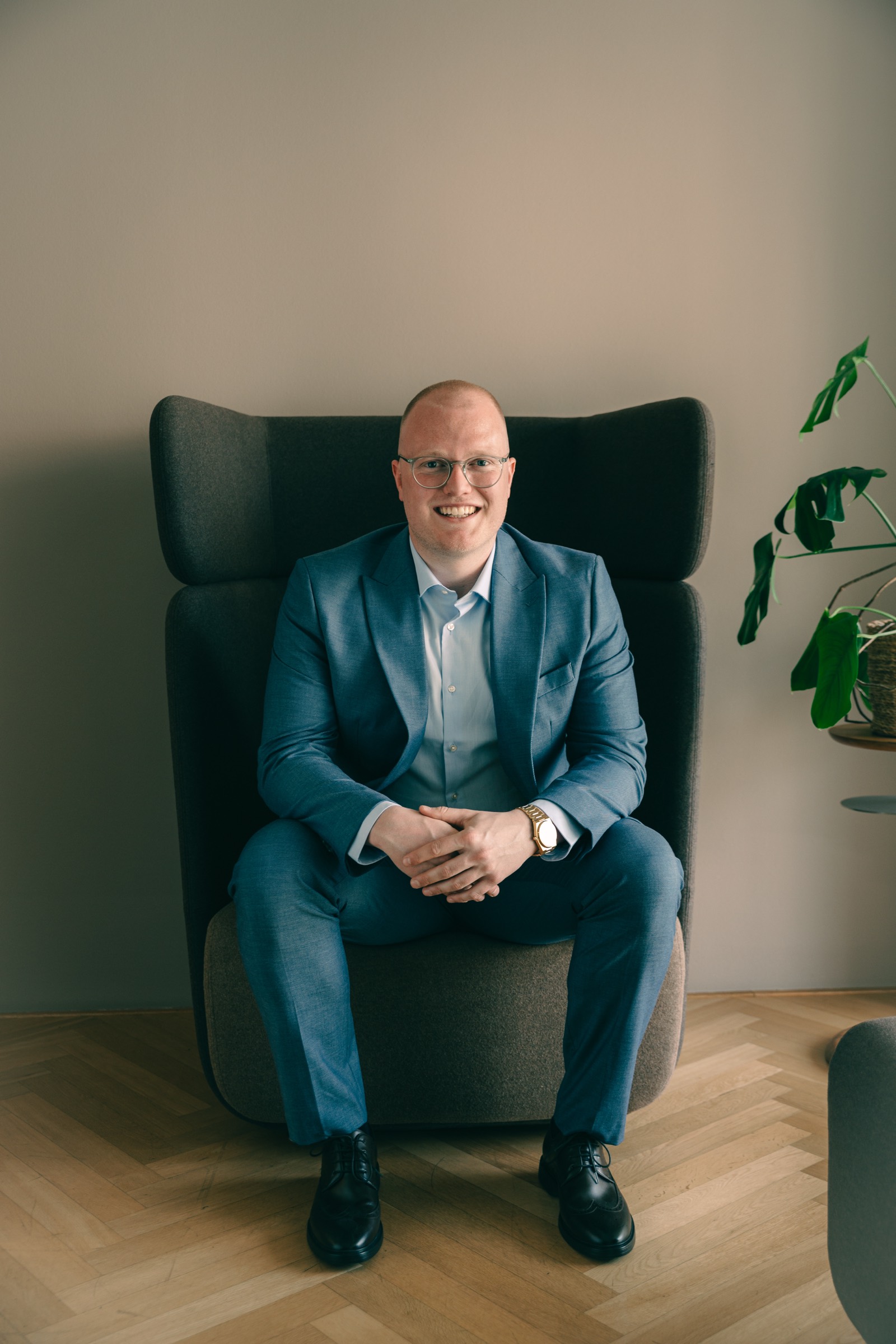 Gründer von DESEO Immobilien Mannheim im Sessel